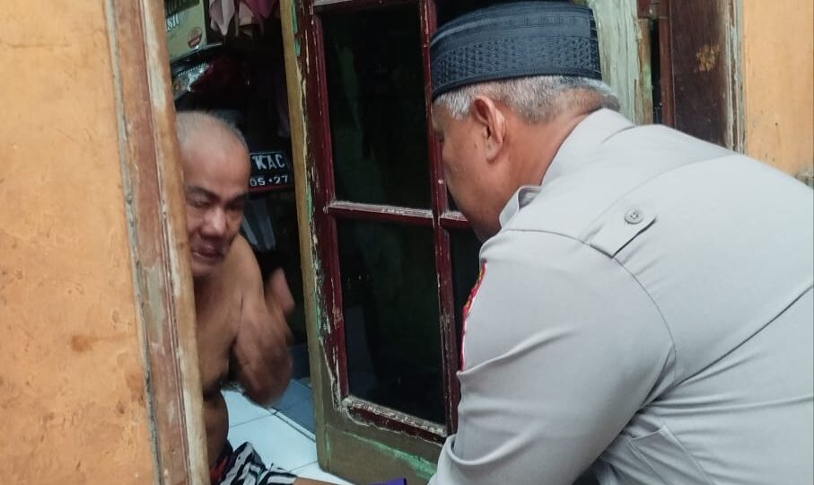 Kepedulian Kapolsek Pondok Gede Menjenguk Warga Sakit Lanjut Usia Di Jatimakmur