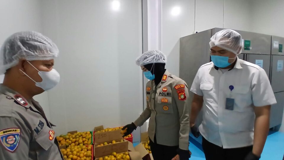 KAPOLSEK JATIASIH TINJAU SPPG BIROLOG POLDA METRO JAYA, PASTIKAN PROSES DISTRIBUSI BERJALAN SESUAI PROSEDUR