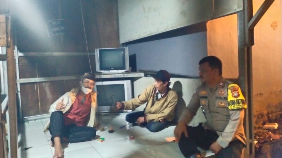 Bhabinkamtibmas Jatiranggon Kontrol Pos Satkamling Kampung Pondok Ranggon