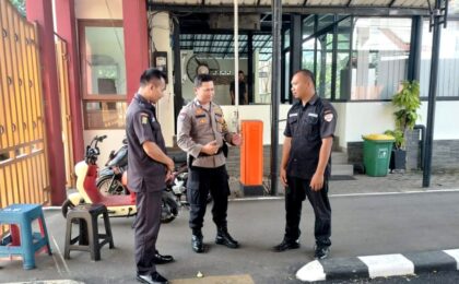 Bhabinkamtibmas Jakamulya Perkuat Keamanan Lingkungan Melalui Patroli Dialogis