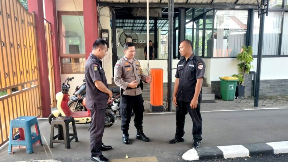 Bhabinkamtibmas Jakamulya Perkuat Keamanan Lingkungan Melalui Patroli Dialogis