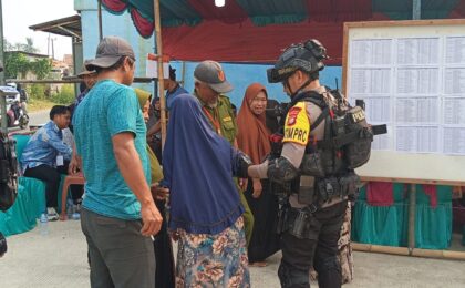 Brimob Polda Metro Jaya Patroli ke TPS Jaga Kamtibmas Pilkades di Bekasi