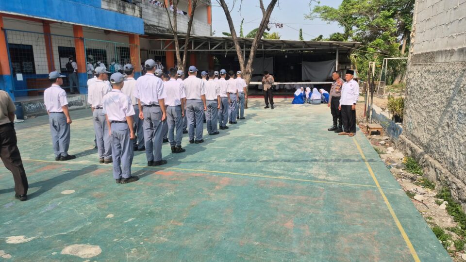 Polres Metro Bekasi Kota Hadir Serentak di SMK Perkuat Bapak Asuh Pelajar