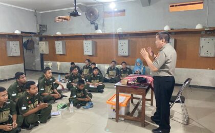Cegah Kenakalan Remaja, Iptu Sasmita Sambangi Siswa SMK Taruna Bangsa dalam Program Bapak Asuh