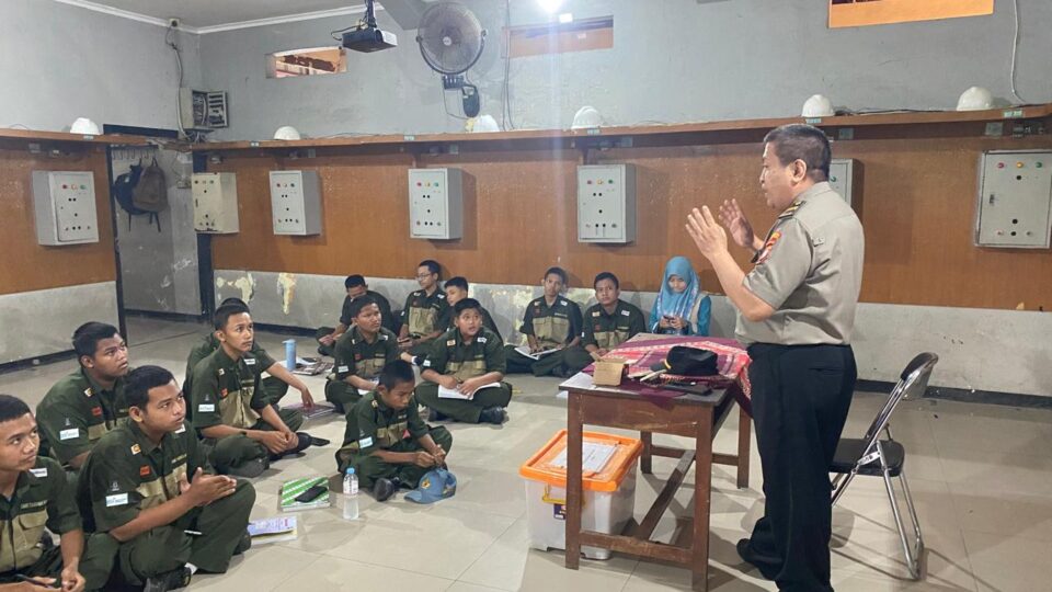 Cegah Kenakalan Remaja, Iptu Sasmita Sambangi Siswa SMK Taruna Bangsa dalam Program Bapak Asuh