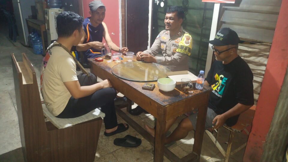 Patroli Dini Hari Polsek Jatisampurna Sambangi Pos Satkamling Kp. Pondok Ranggon