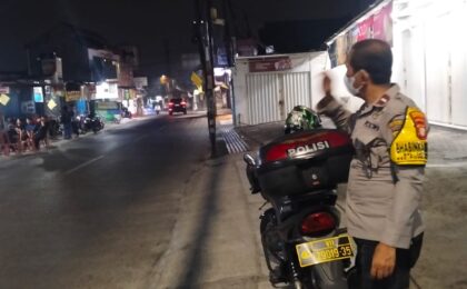 Cegah Gangguan Kamtibmas Dini Hari, Bhabinkamtibmas Jatiwarna Patroli di Bundaran Kecapi