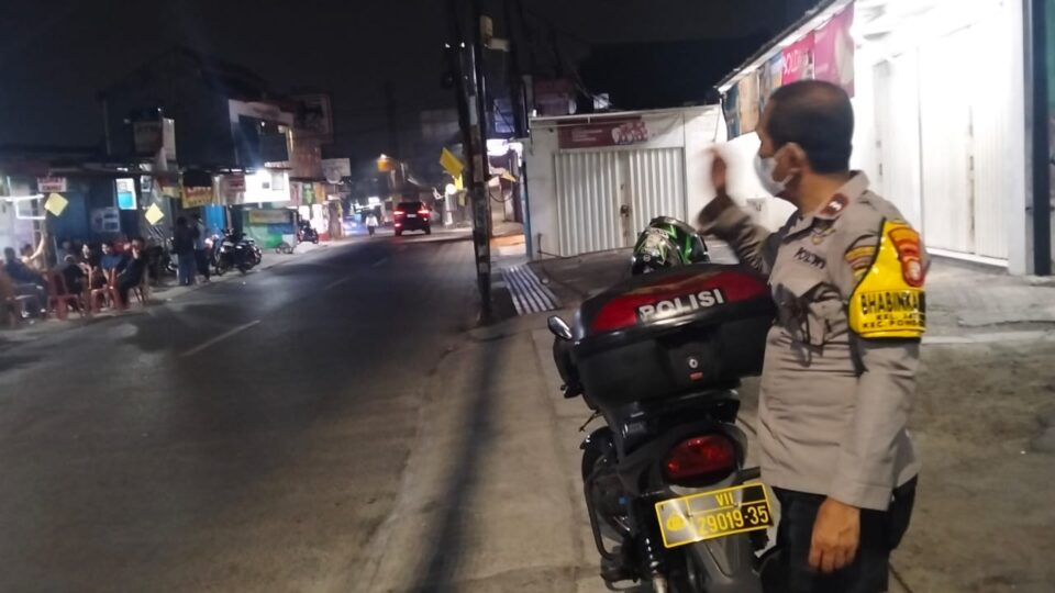 Cegah Gangguan Kamtibmas Dini Hari, Bhabinkamtibmas Jatiwarna Patroli di Bundaran Kecapi