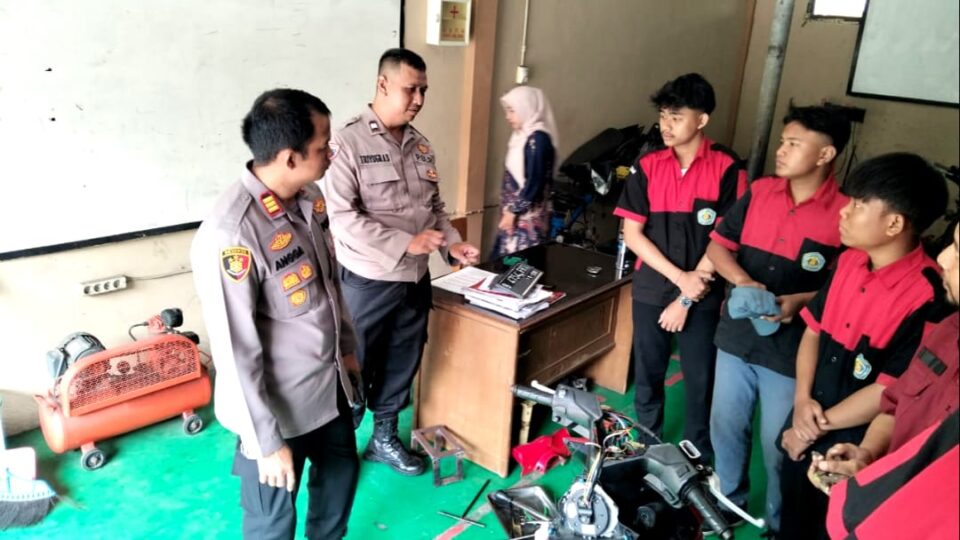 Kapolsek Bekasi Selatan Jadi Bapak Asuh, Edukasi Pelajar SMK Teratai Putih Global 1