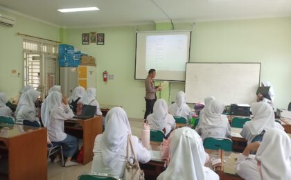 Jaga Pelajar, Kapolsek Bekasi Barat Gencarkan Sosialisasi Maklumat Kapolres kepada Pelajar