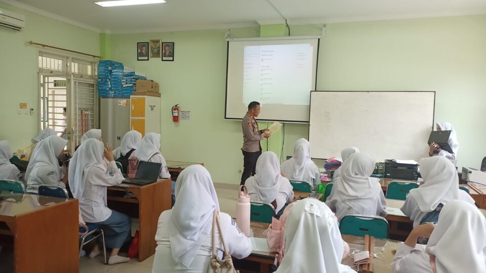 Jaga Pelajar, Kapolsek Bekasi Barat Gencarkan Sosialisasi Maklumat Kapolres kepada Pelajar