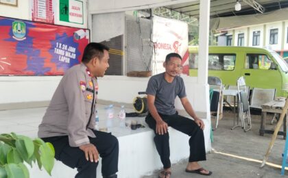 BHABINKAMTIBMAS JATIASIH MONITORING POS KAMLING AJAK WARGA PERKUAT SISKAMLING