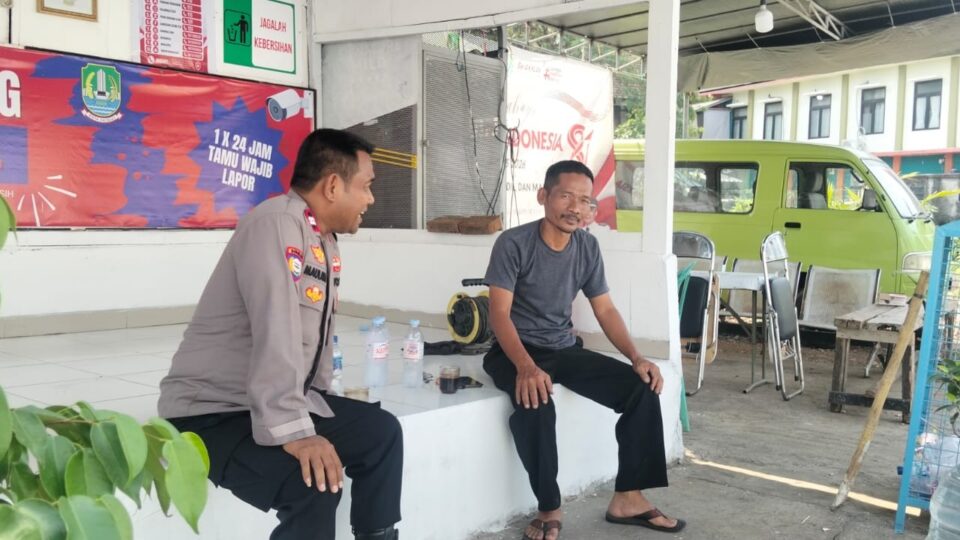 BHABINKAMTIBMAS JATIASIH MONITORING POS KAMLING AJAK WARGA PERKUAT SISKAMLING