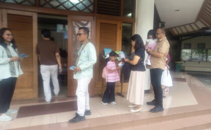Pastikan Keamanan Ibadah Minggu, Bhabinkamtibmas Jakasampurna Sambangi Gereja Kristen Jawa