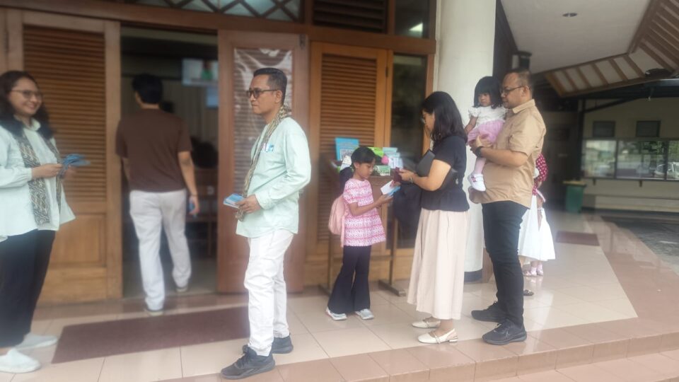 Pastikan Keamanan Ibadah Minggu, Bhabinkamtibmas Jakasampurna Sambangi Gereja Kristen Jawa