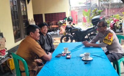 Bhabinkamtibmas Jatiwarna dan Lurah Sambangi Tokoh Masyarakat, Ajak Hidupkan Siskamling
