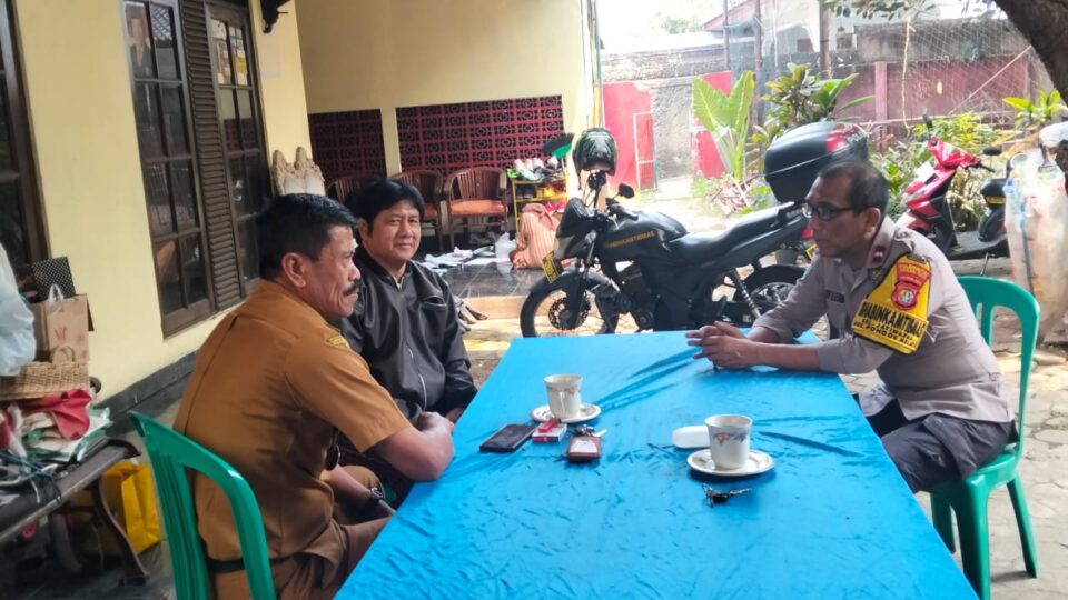 Bhabinkamtibmas Jatiwarna dan Lurah Sambangi Tokoh Masyarakat, Ajak Hidupkan Siskamling