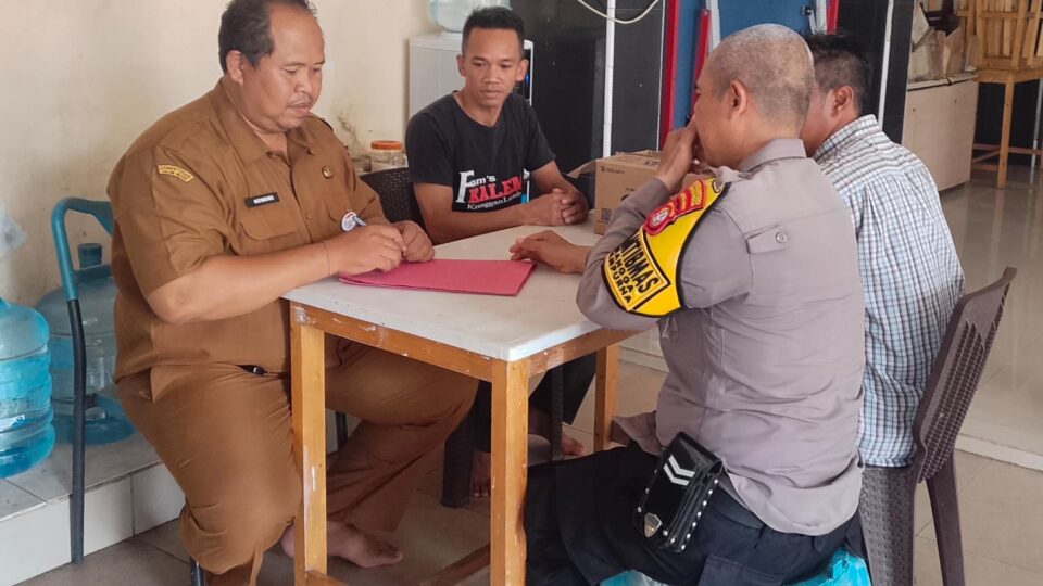 Tingkatkan Kewaspadaan Kewilayahan, Bhabinkamtibmas Jatirangga Sambangi Pengurus RT dan Warga