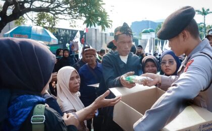 Pelayanan Humanis, Polisi Berbagi Roti dan Air di Tengah Aksi