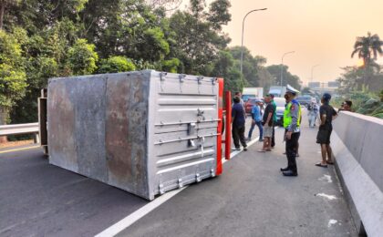 Truk Box Terguling di Exit Tol Jatiwaringin, Unit Lantas Polsek Pondok Gede Sigap Atur Lalu Lintas
