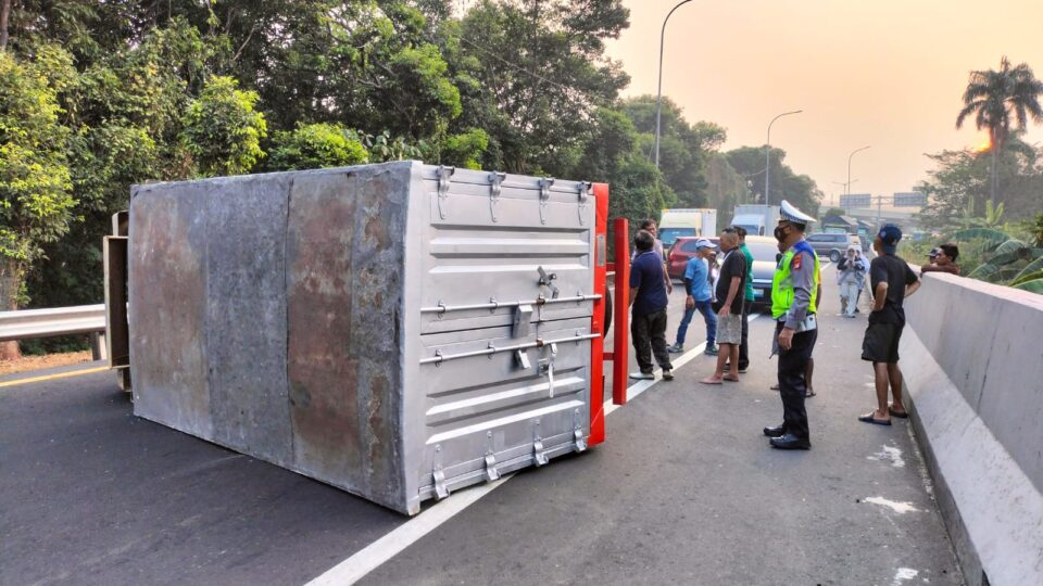 Truk Box Terguling di Exit Tol Jatiwaringin, Unit Lantas Polsek Pondok Gede Sigap Atur Lalu Lintas