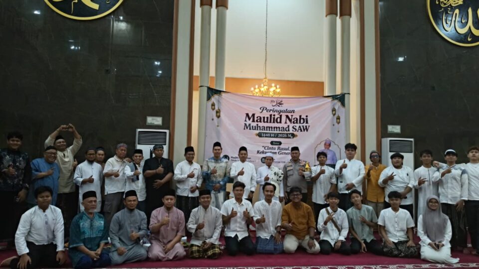 Bhabinkamtibmas Cimuning Sinergi Hadiri Peringatan Maulid Nabi di Masjid Ar-Rahman
