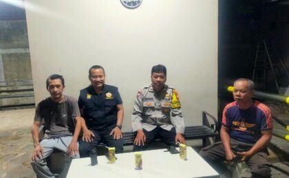 Bhabinkamtibmas Jakasampurna Sambangi Pos Keamanan RW 01 Mencegah Gangguan Kamtibmas