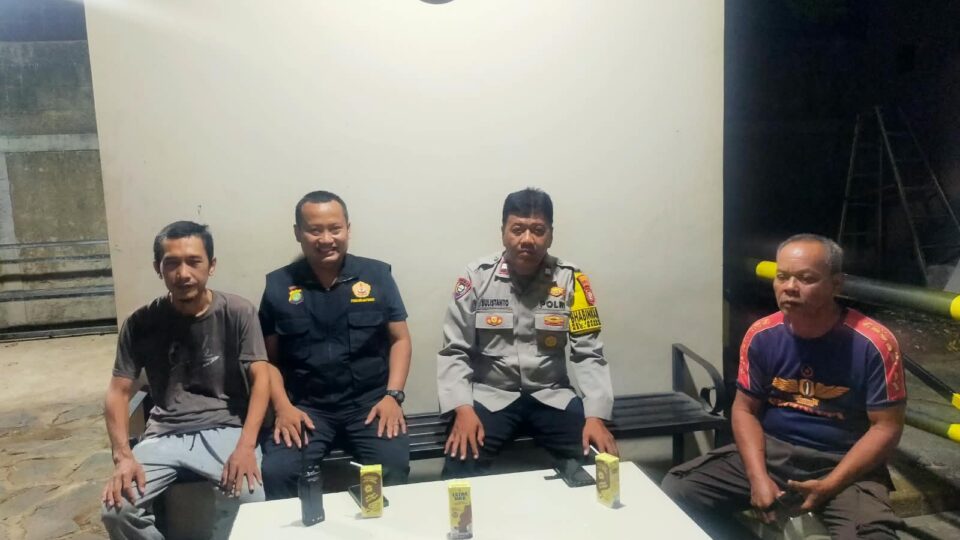 Bhabinkamtibmas Jakasampurna Sambangi Pos Keamanan RW 01 Mencegah Gangguan Kamtibmas