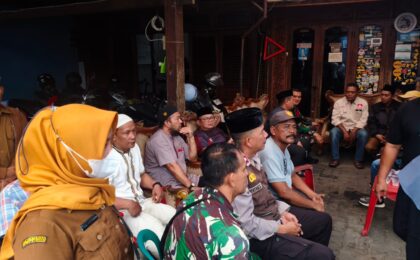 Dekat dengan Masyarakat, Jajaran Polsek Pondok Gede Sampaikan Bela Sungkawa Langsung di Rumah Duka Ketua RW 04