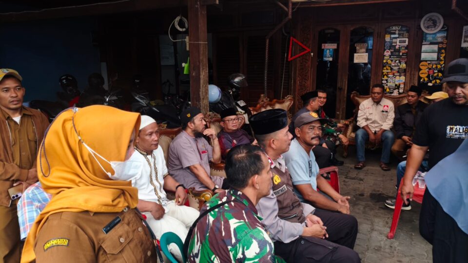 Dekat dengan Masyarakat, Jajaran Polsek Pondok Gede Sampaikan Bela Sungkawa Langsung di Rumah Duka Ketua RW 04