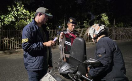RUTIN JAGA KAMTIBMAS, POLSEK RAWALUMBU GELAR RAZIA STASIONER