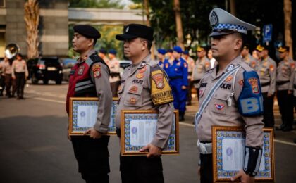 Kapolda Metro Jaya Berikan Penghargaan kepada Tiga Anggota yang Berdedikasi Bantu Masyarakat