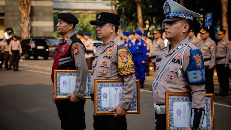 Kapolda Metro Jaya Berikan Penghargaan kepada Tiga Anggota yang Berdedikasi Bantu Masyarakat