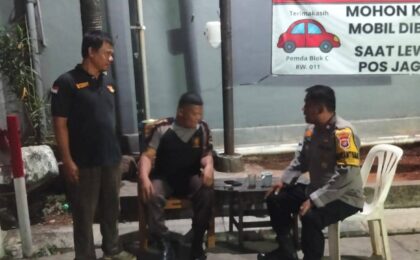 MONITORING WILAYAH DAN SAMBANG POS KEAMANAN, BHABINKAMTIBMAS INGATKAN PETUGAS KEAMANAN UNTUK SELALU WASPADA