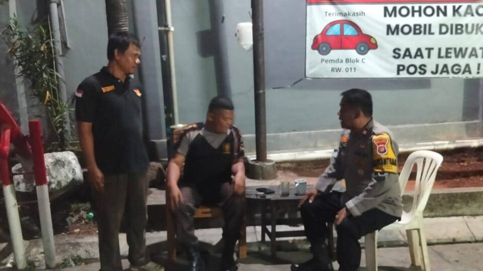 MONITORING WILAYAH DAN SAMBANG POS KEAMANAN, BHABINKAMTIBMAS INGATKAN PETUGAS KEAMANAN UNTUK SELALU WASPADA
