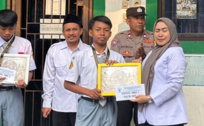 POLICE GOES TO SCHOOL BHABINKAMTIBMAS HADIRI PEMBERIAN PENGHARGAAN KEPADA MURID BERPRESTASI