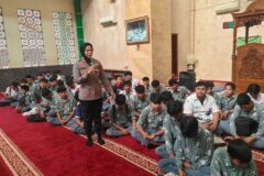 ON THE SPOT, POLICE GOES TO SCHOOL KAPOLSEK JATIASIH IKUTI PEMBIASAAN PAGI, SHOLAT DHUHA DAN TADARUSAN BERSAMA SISWA