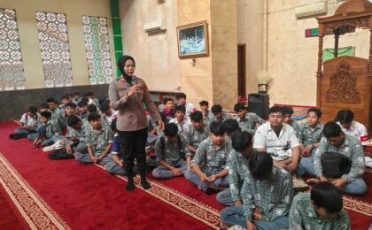 ON THE SPOT, POLICE GOES TO SCHOOL KAPOLSEK JATIASIH IKUTI PEMBIASAAN PAGI, SHOLAT DHUHA DAN TADARUSAN BERSAMA SISWA