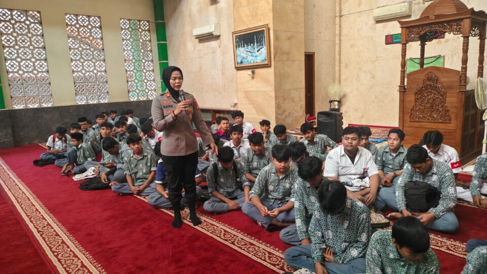ON THE SPOT, POLICE GOES TO SCHOOL KAPOLSEK JATIASIH IKUTI PEMBIASAAN PAGI, SHOLAT DHUHA DAN TADARUSAN BERSAMA SISWA