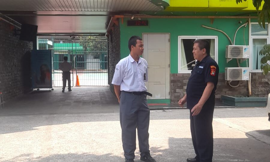 Humas Polres Metro Bekasi Kota Monitoring SMK Taruna Bangsa Cegah Pelajar Ikut Aksi Demonstrasi di Jakarta