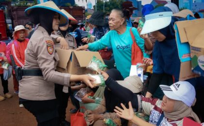 Polda Metro Jaya Bagikan Air Minum dan Makanan Ringan kepada Peserta Penyampaian Aspirasi