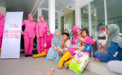 HKGB ke-74, Bhayangkari Sumbar Hadir Berikan Bantuan bagi Warga Terdampak Banjir Bandang