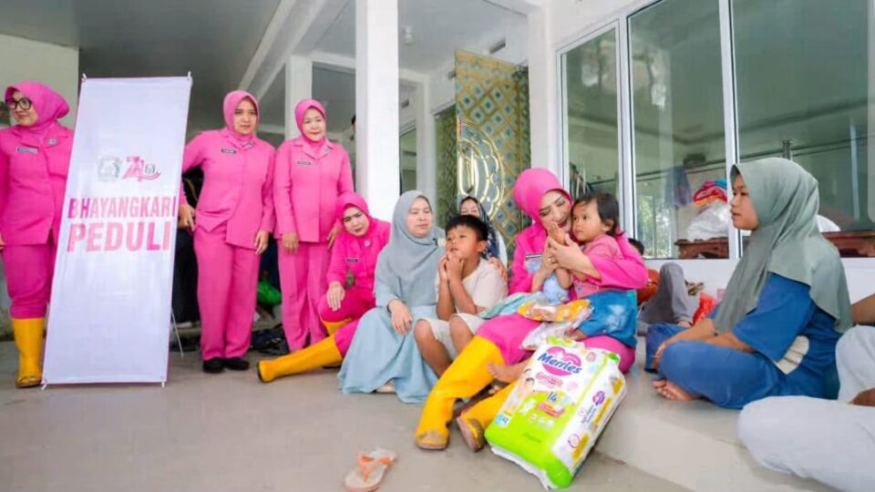 HKGB ke-74, Bhayangkari Sumbar Hadir Berikan Bantuan bagi Warga Terdampak Banjir Bandang