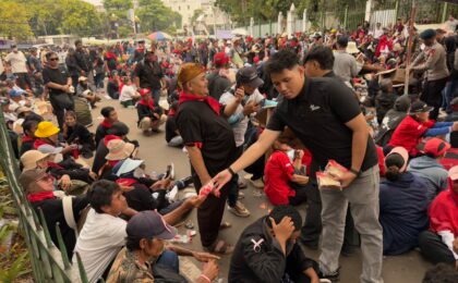 Di Tengah Pelayanan Penyampaian Pendapat, Satgas Gakkum Polda Metro Jaya Bagikan Roti dan Minuman