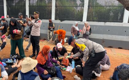 Brimob dan Polwan Polda Metro Bagikan Roti untuk Massa Hari Tani