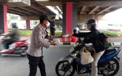 220 Nasi Box Dibagikan, Jumat Berkah Polsek Pondok Gede Bersama Pemuda Jatiwarna