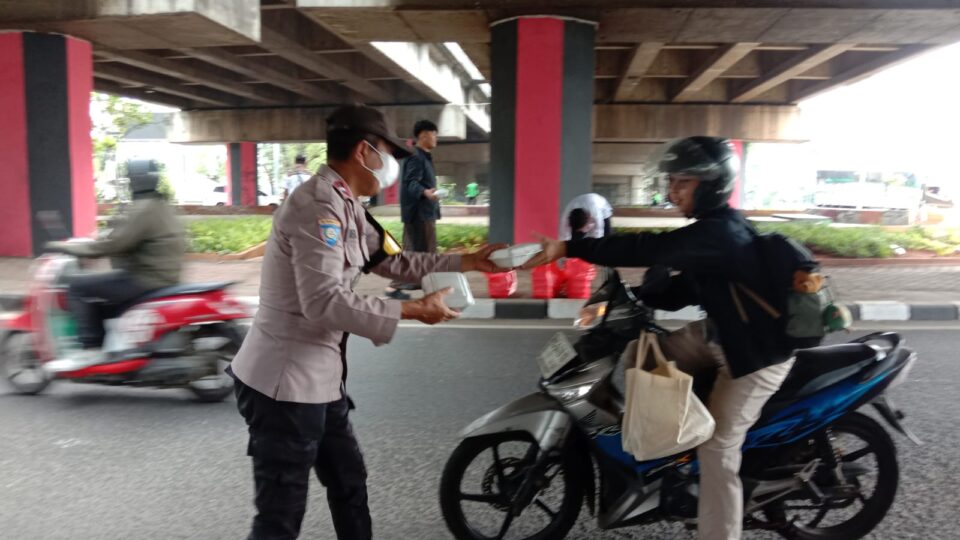 220 Nasi Box Dibagikan, Jumat Berkah Polsek Pondok Gede Bersama Pemuda Jatiwarna