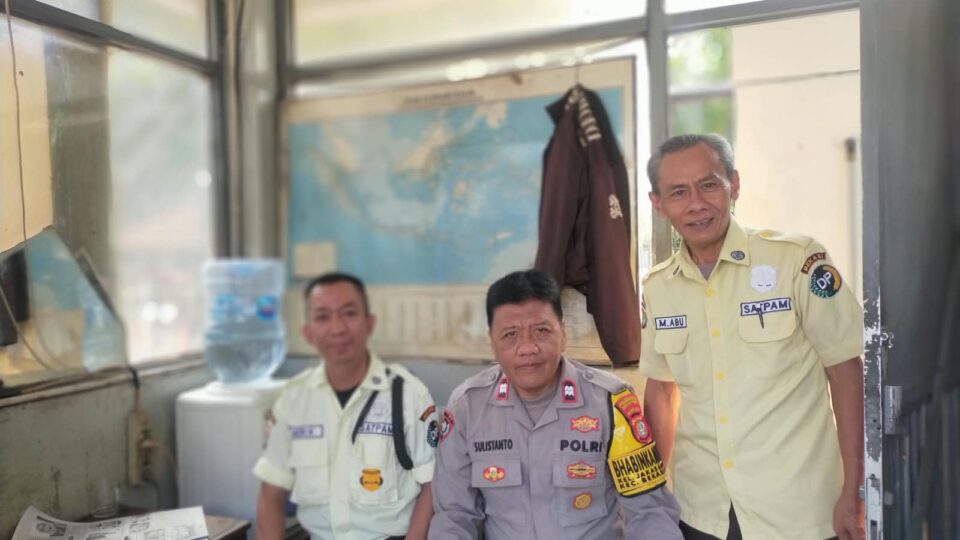 Patroli Dialogis Bhabinkamtibmas Jakasampurna Sambangi Pos Keamanan Ruko Duta Permai