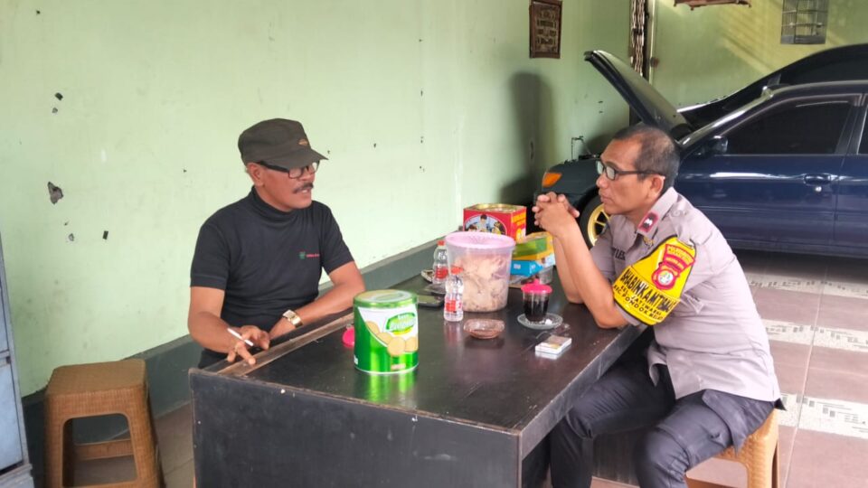 Bhabinkamtibmas Jatiwarna dan Lurah Sambangi Tokoh Masyarakat Tekankan Siskamling