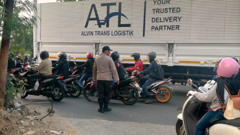 Personel Polsek Medan Satria Lakukan Pengaturan Lalu Lintas di Pertigaan PT Logos